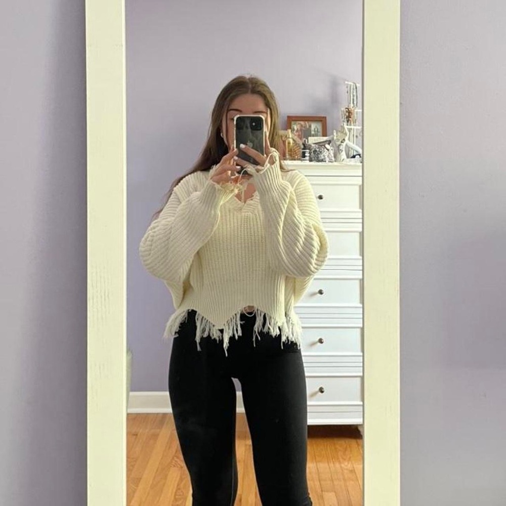 White chunky knit sweater (ripped look)